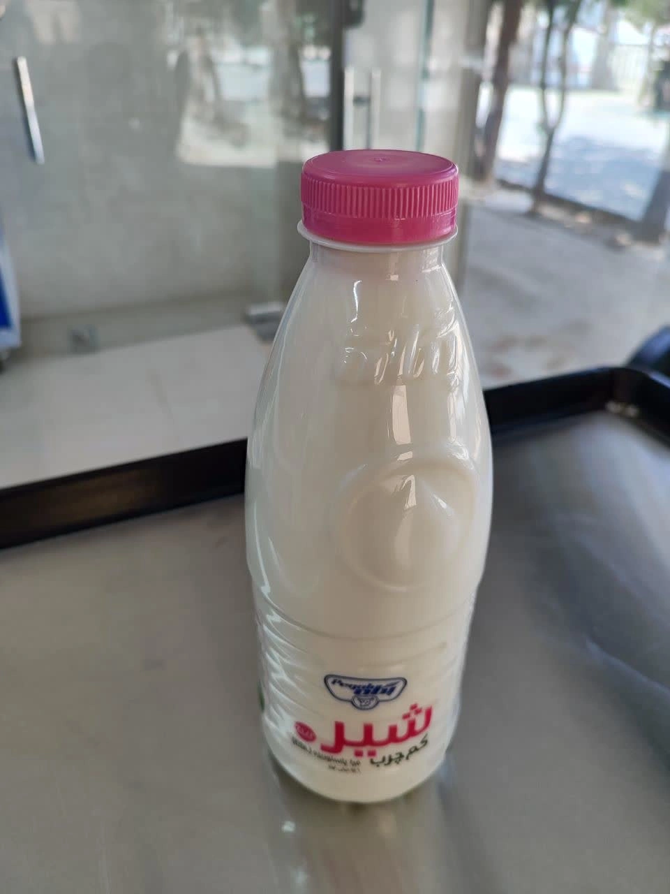 شیر کم چرب  بطری 946 گرمی پگاه