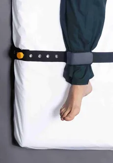پابند نگهدارنده بیمار بر روی تخت 