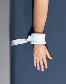 دستبند نگهدارنده بیمار بر روی تخت خواب